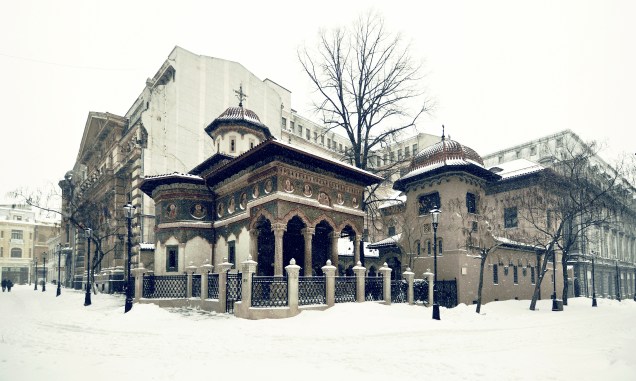 A neve no entorno da Basílica de Stavropoleos deixa a região ainda mais charmosa