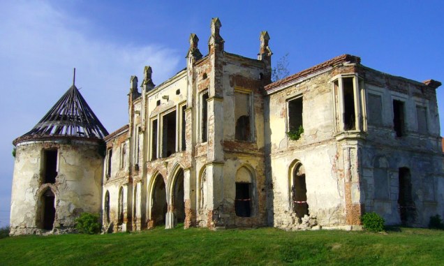 O exterior do Banffy Castle, na comuna de Bontida, Romênia