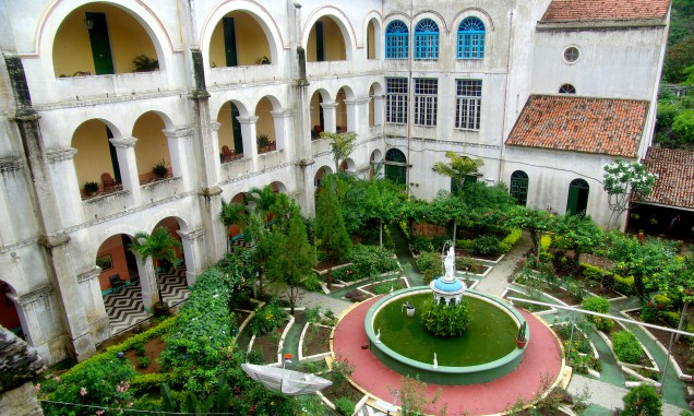 O prédio do Mosteiro dos Jesuítas guarda objetos dos antigos moradores e tem um belo jardim central