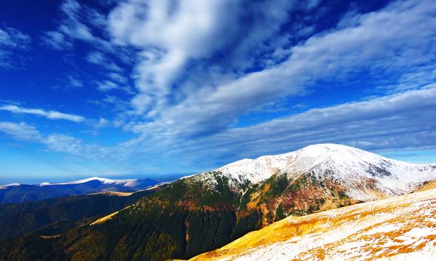 Picos nevados das montanhas romenas