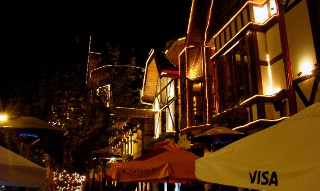 Em julho, Alta Temporada de inverno em Campos do Jordão, as ruas da Vila Capivari ficam super lotadas e repleta de eventos Em julho, Alta Temporada de inverno em Campos do Jordão, as ruas da Vila Capivari ficam super lotadas e repleta de eventos