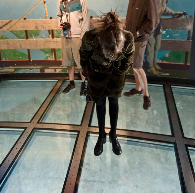 Chão de vidro no CN Tower