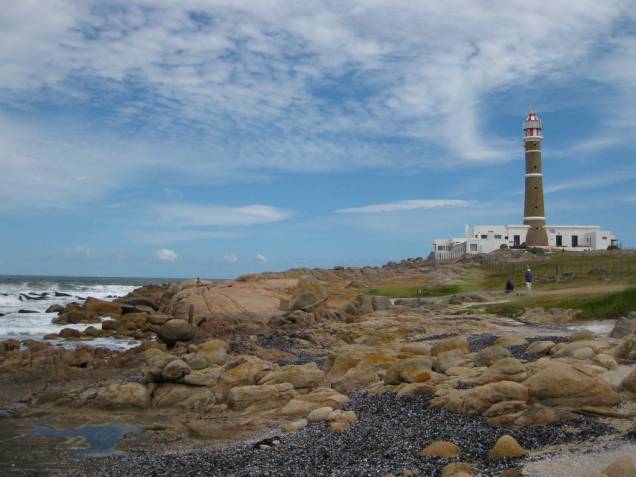 <strong>Cabo Polonio, Uruguai</strong>Isolado por dunas, Cabo Polonio configura-se em um destino singular na costa do <strong><a href="http://viajeaqui.abril.com.br/paises/uruguai" rel="Uruguai" target="_blank">Uruguai</a></strong>. Originalmente uma pequena vila de pescadores, esse pitoresco povoado litorâneo, cuja área é protegida como Parque Nacional, não conta com energia elétrica, mas a maioria das casas tem gerador. As três ilhas ao longo de sua costa abrigam uma importante reserva de lobos-marinhos. De seu farol, intermináveis entardeceres são contemplados por quem busca tranquilidade e isolamento