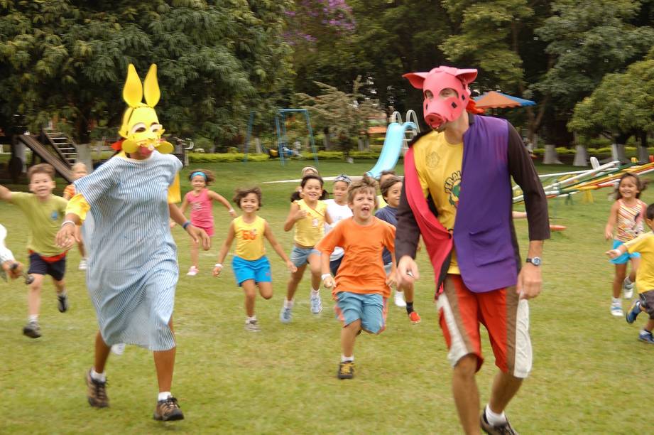 <a href="https://viajeaqui.abril.com.br/cidades/br-sp-brotas" rel="BROTAS (SP)" target="_blank"><strong>BROTAS (SP)</strong></a><br /> <br /> <a href="https://viajeaqui.abril.com.br/estabelecimentos/br-sp-brotas-hospedagem-brotas-eco-resort" rel="Brotas Eco Resort" target="_blank"><strong>Brotas Eco Resort</strong></a><br /> No domingo de Páscoa, o Coelho Encantado promete divertir a criançada com brincadeiras e caça aos ovos de chocolate. Além disso, a família inteira pode aproveitar o espaço de lazer, com piscinas climatizadas, toboáguas, quadra poliesportiva, paredão de escalada, paintball, arvorismo, passeios de bicicleta, de charrete e a cavalo. O pacote com pensão completa custa desde R$ 1533 para o casal e a partir de R$ 306 para crianças. <a href="https://viajeaqui.abril.com.br/cidades/br-sp-brotas" rel="BROTAS (SP)" target="_blank"><strong>BROTAS (SP)</strong></a><br /> <br /> <a href="https://viajeaqui.abril.com.br/estabelecimentos/br-sp-brotas-hospedagem-brotas-eco-resort" rel="Brotas Eco Resort" target="_blank"><strong>Brotas Eco Resort</strong></a><br /> No domingo de Páscoa, o Coelho Encantado promete divertir a criançada com brincadeiras e caça aos ovos de chocolate. Além disso, a família inteira pode aproveitar o espaço de lazer, com piscinas climatizadas, toboáguas, quadra poliesportiva, paredão de escalada, paintball, arvorismo, passeios de bicicleta, de charrete e a cavalo. O pacote com pensão completa custa desde R$ 1533 para o casal e a partir de R$ 306 para crianças.