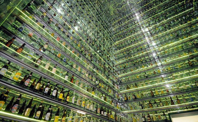 Instalação de 9 metros, com as 1.750 garrafas no Museu da Cachaça, em Salinas (MG)