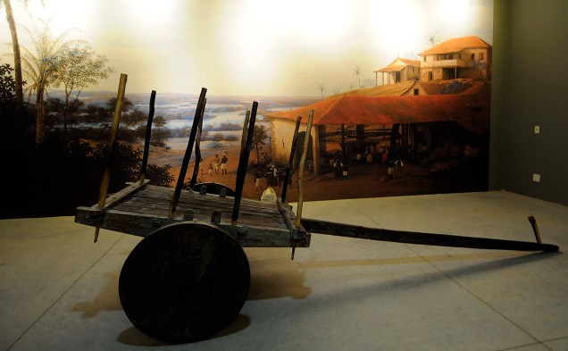 Museu da Cachaça, em Salinas (MG). Na Sala do Engenho há um carro de boi, carretão, moinho de ferro e alambique de cobre