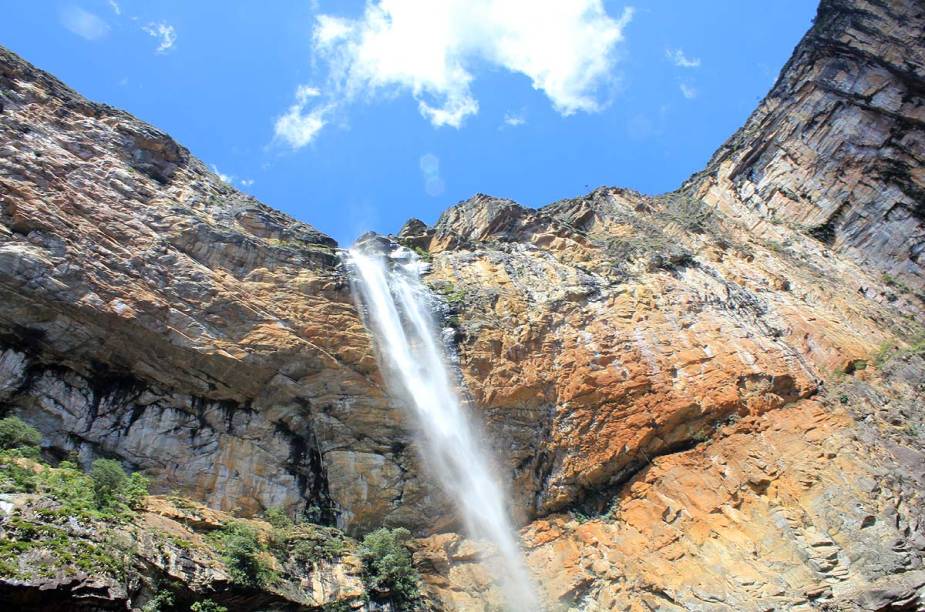 O curso dágua da <a href="https://viajeaqui.abril.com.br/estabelecimentos/br-mg-conceicao-do-mato-dentro-atracao-cachoeira-do-tabuleiro" rel="Cachoeira do Tabuleiro" target="_blank">Cachoeira do Tabuleiro</a> despenca numa longa e estreita linha, tão alta que chega ao poço quase como um spray