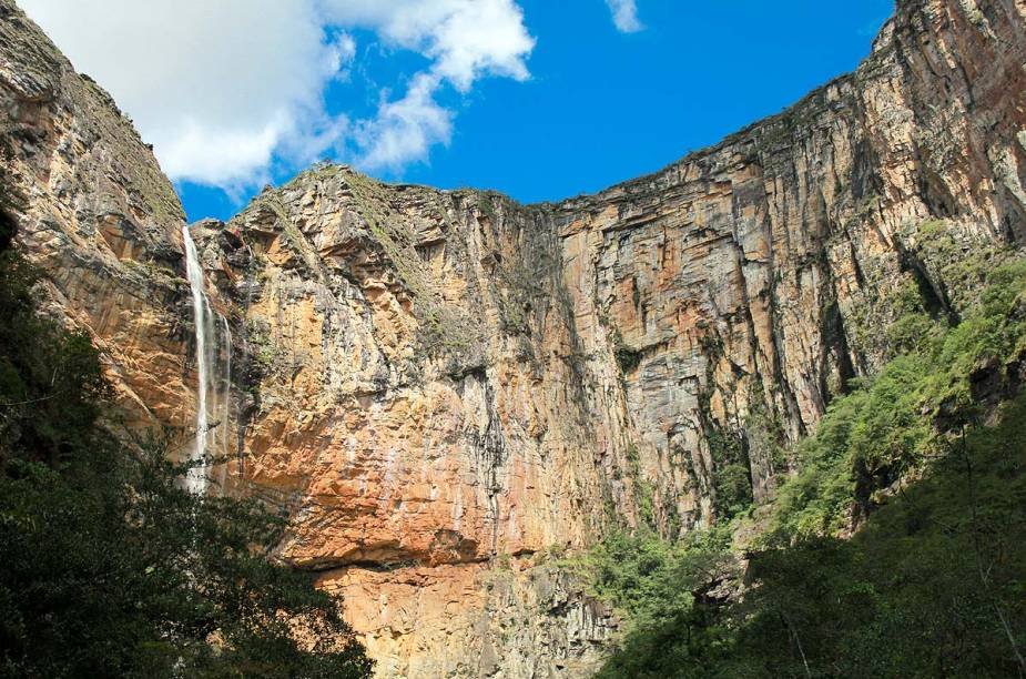 A caminhada para a base da <a href="https://viajeaqui.abril.com.br/estabelecimentos/br-mg-conceicao-do-mato-dentro-atracao-cachoeira-do-tabuleiro" rel="Cachoeira do Tabuleiro" target="_blank">Cachoeira do Tabuleiro</a>, de 3,6 km (1h30 só ida) desde a portaria, atravessa campos floridos com orquídeas e sempre-vivas