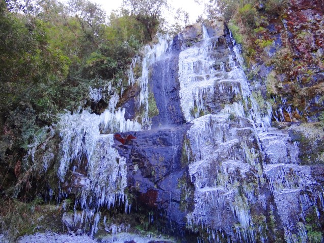 Cachoeira congela em Urupema, Santa Catarina