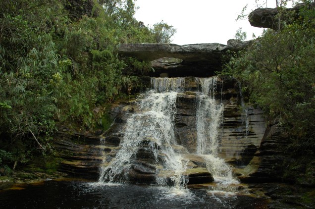 Cachoeira da Pedra Furada, uma entre tantas muitas do <a href="https://viajeaqui.abril.com.br/estabelecimentos/br-mg-conceicao-do-ibitipoca-atracao-parque-estadual-do-ibitipoca" rel="Parque Estadual do Ibitipoca" target="_blank">Parque Estadual do Ibitipoca</a>