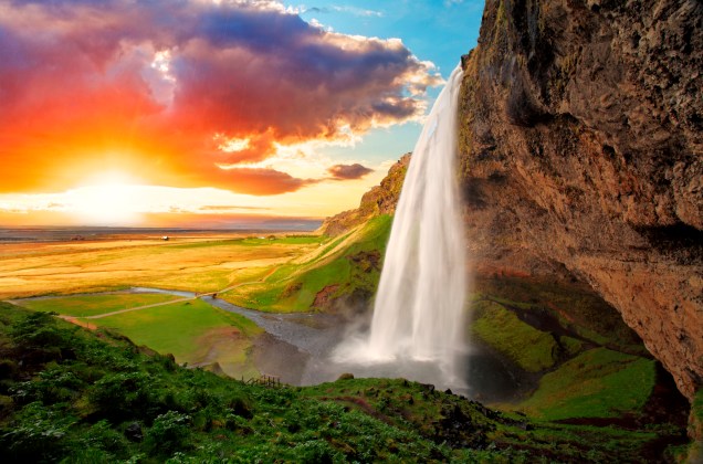1. <a href="https://viajeaqui.abril.com.br/paises/islandia" rel="Islândia " target="_self"><strong>Islândia</strong></a>A Cachoeira de Seljalandsfoss fica ao sul da Islândia e é uma das mais conhecidas da ilha — um país que já é visitado, principalmente, por suas paisagens naturais estupefantes. Com sua queda de 60 metros sobre um paredão rochoso que forma uma pequena caverna, Seljalandsfoss é parte do rio que surge na base do vulcão Eyjafjallajokull. Você já deve ter ouvido falar dele: foi o vulcão que causou um caos aéreo mundial em 2010 por ter entrado em uma violenta erupção que cobriu parte do céu Europeu de cinzas
