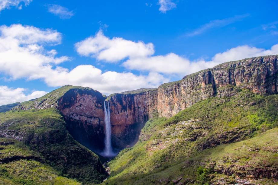 Terceira maior queda do Brasil, a <a href="https://viajeaqui.abril.com.br/estabelecimentos/br-mg-conceicao-do-mato-dentro-atracao-cachoeira-do-tabuleiro" rel="Cachoeira do Tabuleiro" target="_blank">Cachoeira do Tabuleiro</a> cai de uma gigantesca muralha rochosa. O curso dágua despenca numa longa e estreita linha, tão alta que chega ao poço quase como um spray