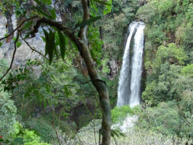Cachoeira do Trombão, com 35 metros de altura, acessada por uma das trilhas do Ecoparque Sperry