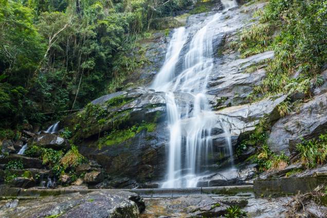 <strong>1. CACHOEIRA DOS PRIMATAS</strong> É possível refrescar-se no <a href="https://viajeaqui.abril.com.br/cidades/br-rj-rio-de-janeiro" rel="Rio de Janeiro" target="_blank">Rio de Janeiro</a> sem ficar com a pele salgada. Das encostas da <a href="https://viajeaqui.abril.com.br/estabelecimentos/br-rj-rio-de-janeiro-atracao-parque-nacional-da-tijuca" rel="Floresta da Tijuca" target="_blank">Floresta da Tijuca</a>, a maior floresta urbana do mundo, escorrem rios e cachoeiras de água geladinha, e algumas delas têm acesso por trilhas bem tranquilas. Para chegar à Cachoeira dos Primatas, você vai de carro até o fim da Rua Sara Vilela, no bairro do <a href="https://viajeaqui.abril.com.br/estabelecimentos/br-rj-rio-de-janeiro-atracao-jardim-botanico" rel="Jardim Botânico" target="_blank">Jardim Botânico</a>, e caminha por cerca de 30 minutos no meio do mato (há sinalização no trajeto). <strong>1. CACHOEIRA DOS PRIMATAS</strong> É possível refrescar-se no <a href="https://viajeaqui.abril.com.br/cidades/br-rj-rio-de-janeiro" rel="Rio de Janeiro" target="_blank">Rio de Janeiro</a> sem ficar com a pele salgada. Das encostas da <a href="https://viajeaqui.abril.com.br/estabelecimentos/br-rj-rio-de-janeiro-atracao-parque-nacional-da-tijuca" rel="Floresta da Tijuca" target="_blank">Floresta da Tijuca</a>, a maior floresta urbana do mundo, escorrem rios e cachoeiras de água geladinha, e algumas delas têm acesso por trilhas bem tranquilas. Para chegar à Cachoeira dos Primatas, você vai de carro até o fim da Rua Sara Vilela, no bairro do <a href="https://viajeaqui.abril.com.br/estabelecimentos/br-rj-rio-de-janeiro-atracao-jardim-botanico" rel="Jardim Botânico" target="_blank">Jardim Botânico</a>, e caminha por cerca de 30 minutos no meio do mato (há sinalização no trajeto).