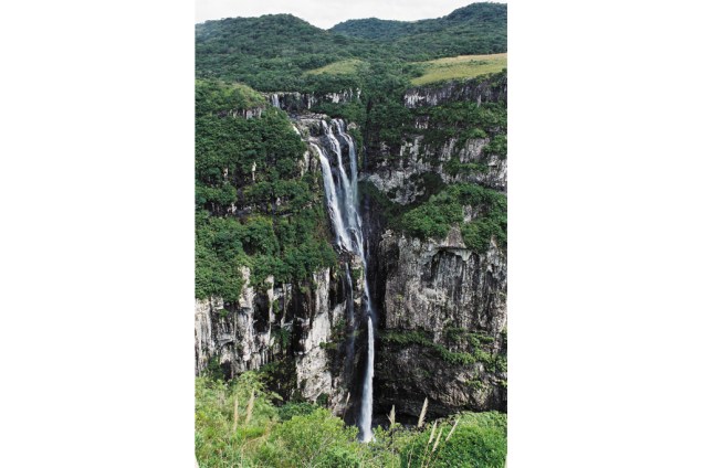 Para chegar à Cachoeira do Tigre Preto, no Parque Nacional da Serra Geral (RS/SC), basta caminhar por 800 m até o leito do rio, atravessá-lo (é rasinho e existem várias pedras que ajudam na travessia) e prosseguir mais um pouco em direção ao mirante com vista para a cachoeira