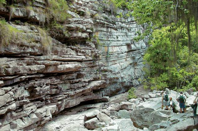 As cachoeiras, rios, cânions e grutas, que formam cenários inacreditáveis, fazem do Parque Nacional da Chapada Diamantina um dos principais destinos de ecoturismo do Brasil. As atrações valem a visita e encantam os aventureiros. <a href="https://www.booking.com/searchresults.pt-br.html?aid=332455&sid=605c56653290b80351df808102ac423d&sb=1&src=index&src_elem=sb&error_url=https%3A%2F%2Fwww.booking.com%2Findex.pt-br.html%3Faid%3D332455%3Bsid%3D605c56653290b80351df808102ac423d%3Bsb_price_type%3Dtotal%26%3B&ss=Chapada+Diamantina%2C+Brasil&checkin_monthday=&checkin_month=&checkin_year=&checkout_monthday=&checkout_month=&checkout_year=&no_rooms=1&group_adults=2&group_children=0&map=1&b_h4u_keep_filters=&from_sf=1&ss_raw=Chapada+Diamantina&ac_position=0&ac_langcode=xb&dest_id=5235&dest_type=region&place_id_lat=-12.669165&place_id_lon=-41.437884&search_pageview_id=49fa99d360af00d4&search_selected=true&search_pageview_id=49fa99d360af00d4&ac_suggestion_list_length=5&ac_suggestion_theme_list_length=0#map_closed" target="_blank" rel="noopener"><em>Busque hospedagens na Chapada Diamantina</em></a> As cachoeiras, rios, cânions e grutas, que formam cenários inacreditáveis, fazem do Parque Nacional da Chapada Diamantina um dos principais destinos de ecoturismo do Brasil. As atrações valem a visita e encantam os aventureiros. <a href="https://www.booking.com/searchresults.pt-br.html?aid=332455&sid=605c56653290b80351df808102ac423d&sb=1&src=index&src_elem=sb&error_url=https%3A%2F%2Fwww.booking.com%2Findex.pt-br.html%3Faid%3D332455%3Bsid%3D605c56653290b80351df808102ac423d%3Bsb_price_type%3Dtotal%26%3B&ss=Chapada+Diamantina%2C+Brasil&checkin_monthday=&checkin_month=&checkin_year=&checkout_monthday=&checkout_month=&checkout_year=&no_rooms=1&group_adults=2&group_children=0&map=1&b_h4u_keep_filters=&from_sf=1&ss_raw=Chapada+Diamantina&ac_position=0&ac_langcode=xb&dest_id=5235&dest_type=region&place_id_lat=-12.669165&place_id_lon=-41.437884&search_pageview_id=49fa99d360af00d4&search_selected=true&search_pageview_id=49fa99d360af00d4&ac_suggestion_list_length=5&ac_suggestion_theme_list_length=0#map_closed" target="_blank" rel="noopener"><em>Busque hospedagens na Chapada Diamantina</em></a>