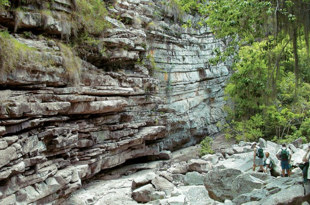 Para chegar à cachoeira, é preciso atravessar uma trilha em meio aos paredões de pedra