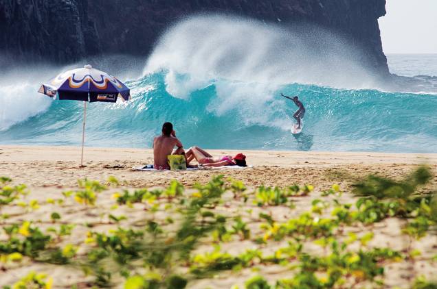 De dezembro a março, as ondas na praia <strong>Cacimba do Padre</strong>, em Fernando de Noronha, ficam tubulares