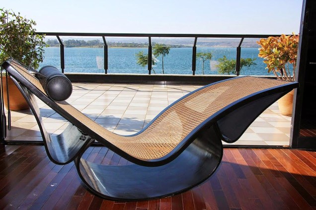 Entre os móveis desenhados da suíte presidencial, está a Cadeira Oscar Niemeyer. Além da vista privilegiada ao Lago Paranoá, a suíte ainda oferece elevador e garagem privativos