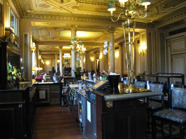 <strong>Cafe de la Paix, Paris</strong><br />    Aberto em 1862, elegantemente decorado em estilo Segundo Império, com belos afrescos e ornamentos em ouro, o <strong><a href="https://viajeaqui.abril.com.br/estabelecimentos/franca-paris-restaurante-cafe-de-la-paix" rel="Cafe de la Paix " target="_self">Cafe de la Paix</a> </strong>oferece ainda um terraço de onde se descortina uma vista privilegiada do Teatro Ópera-Garnier, em <a href="https://viajeaqui.abril.com.br/cidades/franca-paris" rel="Paris" target="_blank"><strong>Paris</strong></a>. Por todo o século 19 e início do século 20, foi um dos palcos onde se desenrolou a vida mundana parisiense com todo o seu charme e um quê de boemia.<br />    <br />    Toulouse Lautrec de sua mesa cativa observava o movimento de onde muitas vezes vinha a inspiração para algum quadro. Enrico Caruso durante as suas temporadas na Opera de Paris fez dele um de seus locais preferidos e Oscar Wilde talvez tenha buscado ali, em algum belo jovem francês, o modelo para criar o seu mais famoso personagem: Dorian Grey.<br />    <br />    Hoje, como sempre, um de seus pontos fortes é a <em>patisserie</em> (confeitaria), comandada desde o início por grandes chefes. Atualmente, o <em>Chef Pâtissier</em> Dominique Costa ocupa o posto e é um dos responsáveis pela criação das famosas "<em>Pâtisseries Fashion" du Café de la Paix</em>; doces que são verdadeiras obras de arte. Aos domingos, de 12h15 às 15h30, oferece um delicioso<em> brunch</em> incluindo uma taça de champanhe <em>rosé</em>. É claro que todo este charme francês tem o seu preço, portanto prepare a sua carteira!