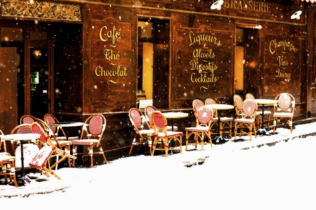 Uma das boas pedidas durante o frio parisiense é parar em um café para tomar uma bebida quentinha e se aquecer – para acompanhar, peça croissants e macarons, dois docinhos franceses tradicionais