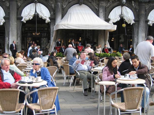 <strong>Caffè Florian</strong>, <strong>Veneza</strong><br />Entre os mais tradicionais da Europa, difícil concorrer com o <a href="http://viajeaqui.abril.com.br/estabelecimentos/italia-veneza-restaurante-caffe-florian" rel="Café Florian" target="_blank"><strong>Caffè Florian</strong></a> no item localização: Piazza San Marco, em <a href="http://viajeaqui.abril.com.br/cidades/italia-veneza" rel="Veneza" target="_blank"><strong>Veneza</strong></a>. Fundado em 1720, o que faz dele a mais antiga cafeteria da Itália, é tão icônico e visitado quanto a Basílica di San Marco! Chamado inicialmente <em>Caffè alla Venezia Trionfante </em>(Café da Veneza triunfante) logo recebeu o nome atual, referência ao seu proprietário, Floriano Francesconi. De suas mesas ao ar livre, famosos e turistas comuns curtem o visual enquanto saboreiam um <em>vero espresso</em> (expresso verdadeiro).<br /><br />A galeria de celebridades que se sentaram às suas mesas inclui Carlo Goldoni, Goethe, Marcel Proust, Lord Byron e Charles Dickens. Um de seus mais assíduos frequentadores, o sedutor Casanova tinha um motivo muito forte para fazê-lo: Floriano Francesconi havia conseguido uma licença especial do Doge de Veneza autorizando a entrada de mulheres neste domínio tipicamente masculino, permitindo-lhe assim conhecer e escolher suas próximas conquistas. Este fato é comemorado, com uma coleção de joias artesanais típicas da ourivesaria veneziana, produzidas e vendidas no próprio café.<br /><br />O Florian mantém o luxo em seu interior, dividido em várias salas, batizadas com nomes simbólicos: <em>Sala degli Uomini Illustri</em> (Sala dos homens ilustres), <em>Sala del Senato</em> (Sala do Senado) e <em>Sala degli Specchi</em> (sala dos espelhos), entre outras. Atualmente estas salas são um espaço dedicado à arte contemporânea e a outras manifestações culturais. Uma orquestra permanente se encarrega do fundo musical. Seus preços estão à altura de seu status
