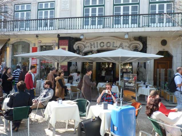 <strong>Café Nicola, Lisboa</strong><br />    O jornal <em>A Gazeta</em> de Lisboa em 1787 já fazia referência ao café fundado pelo italiano Nicola Breteiro, com o nome de Botequim Nicola, no bairro do Rocio. O <strong><a href="http://viajeaqui.abril.com.br/estabelecimentos/portugal-lisboa-restaurante-cafe-nicola" rel="Café Nicola" target="_self">Café Nicola</a></strong> foi o ponto de encontro da elite intelectual de <a href="http://viajeaqui.abril.com.br/cidades/portugal-lisboa" rel="Lisboa" target="_blank"><strong>Lisboa</strong></a> e palco de grandes debates literários e políticos.O poeta Manuel Maria Barbosa du Bocage foi talvez o seu frequentador mais famoso e lá ainda pode ser encontrado em  uma escultura que o representa.<br />    <br />    Com o passar dos séculos, o local soube adaptar-se aos novos tempos sem perder as suas características. Depois de um período em que foi obrigado a fechar suas portas, por problemas políticos, a partir de 1929, reformado, ganhou a fachada e o nome que se mantêm até hoje.<br />    <br />    Atualmente, produz o seu próprio café e oferece um “algo mais” aos seus frequentadores: as séries especiais de “saquinhos de açúcar” originais e únicos, com dizeres diversos que fazem a alegria dos colecionadores de todo o mundo. Eleito pela <em>Veja Lisboa</em> como a melhor cafeteria da cidade, ainda permanece como importante referência na sociedade lisboeta e uma atração para os turistas