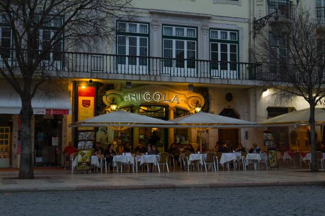 Os pais de Eça viveram durante muito tempo no prédio onde está esse <a href="/estabelecimentos/portugal-lisboa-restaurante-cafe-nicola" target="_blank" rel="noopener">café histórico</a>, de 1787, palco de encontros literários nos séculos 18 e 19. (Praça Dom Pedro IV, 24-25)