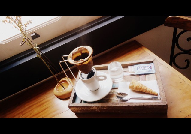 O café do Angatu é coado na mesa e servido com um canudinho de doce de leite.