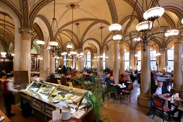 <strong>Cafe Central,  Viena</strong><br />    Um verdadeiro símbolo vienense, aberto em 1860, o<strong> <a href="http://viajeaqui.abril.com.br/estabelecimentos/austria-viena-restaurante-cafe-central" rel="Cafe Central" target="_self">Cafe Central</a></strong> reuniu escritores, artistas e a alta burguesia da cidade até o final do século 19. Até hoje você pode deliciar-se com uma taça do melhor <em>schawrzer</em> (café puro forte), de um<em> Kapuziner</em> (café com chantilly) ou de um <em>franziskaner</em> (café claro com chantilly, servido em taça grande).<br />    <br />    Sigmund Freud, Leon Trotzki e Gustav Klimt tiveram assento cativo em suas mesas. Durante muito tempo foi chamado "universidade do xadrez", porque em suas mesas se disputavam grandes partidas entre os aficionados deste jogo. Sua decoração neorrenascentista se conserva praticamente inalterada, assim como a sua confeitaria que valoriza os sabores mais tradicionais e autênticos da <em>pâtisserie</em> austríaca, como o <em>apfelstrudel</em> (strudel de maçã)