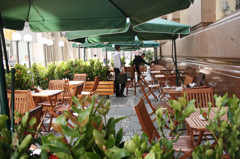 A área externa do café fica na passarela, onde só entra pedestre (carros são proibidos nas ruas do entorno do CCBB