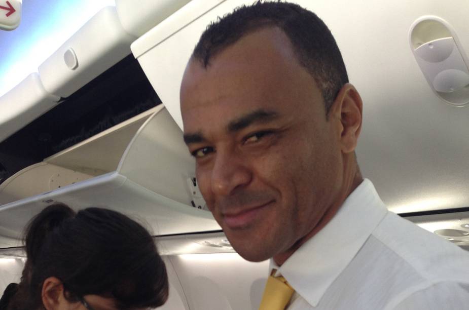 Cafu prepara-se para servir os passageiros do voo, que partiu de Guarulhos e chegou a Brasília nesta quarta-feira