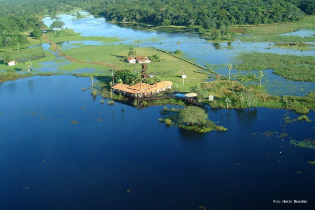 O Refúgio Ecológico Caiman oferece trilhas, cavalgadas, passeios de cano na baía e observação de animais