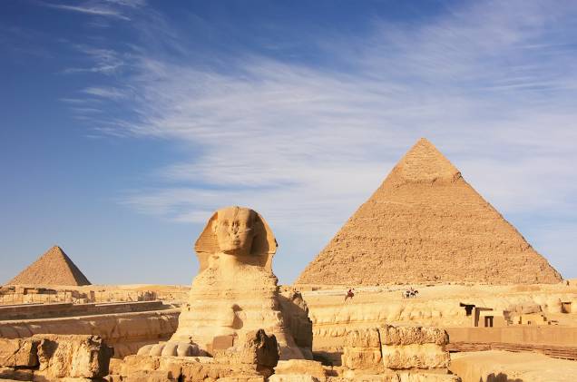 <a href="http://viajeaqui.abril.com.br/cidades/egito-cairo" rel="CAIRO " target="_blank"><strong>CAIRO </strong></a>O <a href="http://viajeaqui.abril.com.br/paises/egito" rel="Egito" target="_blank">Egito</a> perdeu mais de quatro milhões de turistas no últimos anos, após as revoluções que depuseram os presidentes Hosni Mubarak e Mohamed Morsi e causaram milhares de mortos. Mas, mesmo com toda a violência, o <a href="http://viajeaqui.abril.com.br/cidades/egito-cairo" rel="Cairo" target="_blank">Cairo</a> é uma cidade que ainda domina o imaginário popular: logo ao lado da capital egípcia, em <a href="http://viajeaqui.abril.com.br/estabelecimentos/egito-cairo-atracao-piramides-de-gize" rel="Gizé" target="_blank">Gizé</a>, estão as mais famosas pirâmides de mundo e, no centro da cidade, é possível visitar lugares como o <a href="http://viajeaqui.abril.com.br/estabelecimentos/egito-cairo-atracao-museu-egipcio-museu-do-cairo" rel="Museu Egípcio" target="_blank">Museu Egípcio</a> (que abriga, por exemplo, múmias de faraós e as relíquias de Tucâncamon) e o bazar Khan al-Khalili, um dos mais tradicionais mercados de rua do mundo árabe.