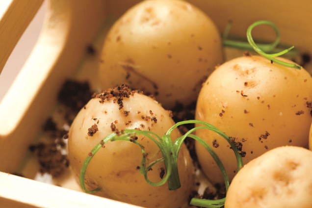 Caixa de batatas: batata bolinha recheada com chouriço e terra de cogumelos e ciboulette