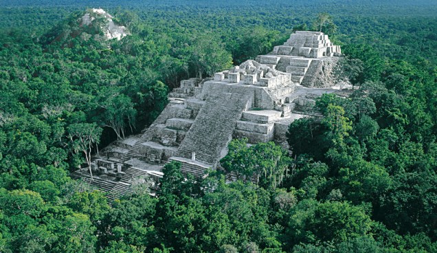 <strong>Calakmul</strong><br />A antiga e poderosa Calakmul, no estado mexicano de Campeche, competia com a grande Tikal, na Guatemala, pela hegemonia da região central maia. Os primórdios da cidade remontam ao período pre-clássico (300 a.C a 250 a.C), desde quando começa a prosperar e se transforma numa "superpotência" política e militar. Estudos recentes indicam que foi capital do Reino de Kaan, ou Reino da Serpente, e chegou a abrigar mais de 50 mil habitantes fixos. É Patrimônio Cultural da Humanidade desde 2002