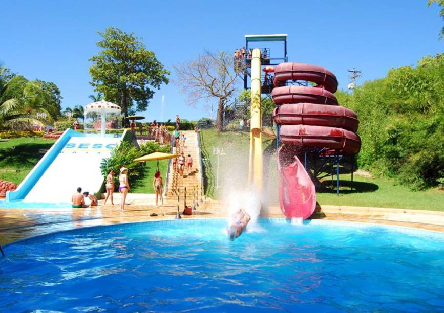 <strong>Sesc Caldas Novas, <a href="https://www.booking.com/searchresults.pt-br.html?aid=332455&sid=923abc2f9580f21ecf645d6d203d26e4&sb=1&src=index&src_elem=sb&error_url=https%3A%2F%2Fwww.booking.com%2Findex.pt-br.html%3Faid%3D332455%3Bsid%3D923abc2f9580f21ecf645d6d203d26e4%3Bsb_price_type%3Dtotal%26%3B&ss=Goi%C3%A1s%2C+Goi%C3%A1s%2C+Brasil&checkin_monthday=&checkin_month=&checkin_year=&checkout_monthday=&checkout_month=&checkout_year=&no_rooms=1&group_adults=2&group_children=0&b_h4u_keep_filters=&from_sf=1&ss_raw=goi&ac_position=1&ac_langcode=xb&dest_id=-644906&dest_type=city&place_id_lat=-15.94089&place_id_lon=-50.14654&search_pageview_id=12198e70215f015a&search_selected=true&search_pageview_id=12198e70215f015a&ac_suggestion_list_length=5&ac_suggestion_theme_list_length=0" target="_blank" rel="noopener">Goiás</a><em></em></strong> Com uma área verde que equivale a de quase dois Maracanãs, o <a href="http://www.sescgo.com.br/turismo/unidades/index/2" target="_blank" rel="noopener">Sesc Caldas Novas</a> tem atrações para toda a família. É uma boa opção de hospedagem para quem deseja relaxar nas águas termais da região. Tem um parque aquático e um centro cultural. Onde: Av. Min. Elias Bufaiçal, 600, Turista I - Telefone: (64) 3455-9400
