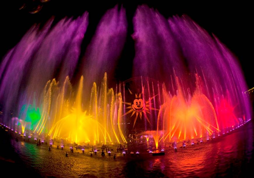 Show de fontes e iluminação no California Adventure Park, em Anaheim, uma cidade-subúrbio de Los Angeles