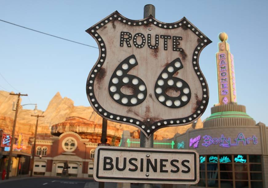 Reprodução da cidade de Radiator Springs, cenário da animação Carros, da Pixar. Esta é sem dúvida a principal atração do Disneys California Adventure Park