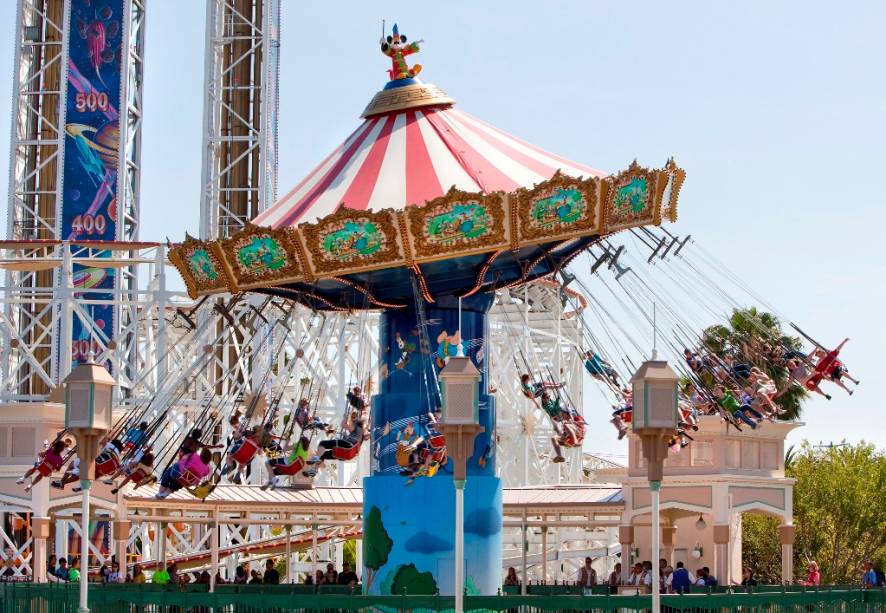 Silly Simphony Siwngs. uma das atrações clássicas do Disneys Adventure Park