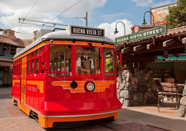 O Red Car Trolley passa por toda a extensão do Buena Vista Street, no California Adventure Park