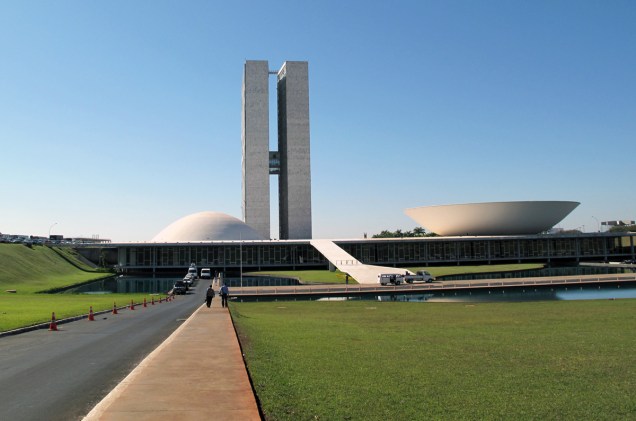 O Palácio Nereu Ramos é formado por dois prédios de escritórios e gabinetes interligados, ladeados por duas cúpulas - de um lado fica o Senado, de outro a Câmara dos Deputados.