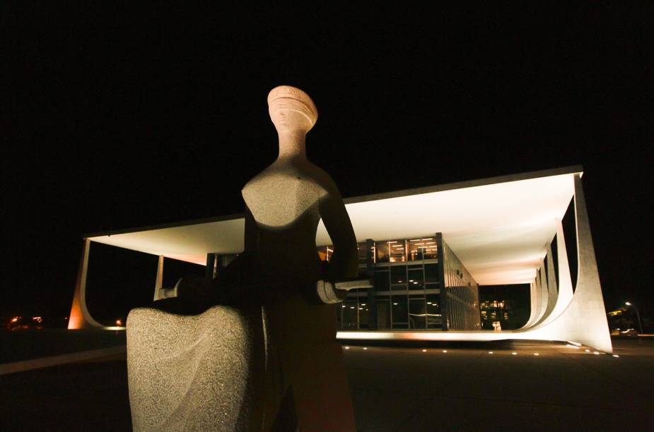 Fachada do Supremo Tribunal Federal (STF) durante a noite