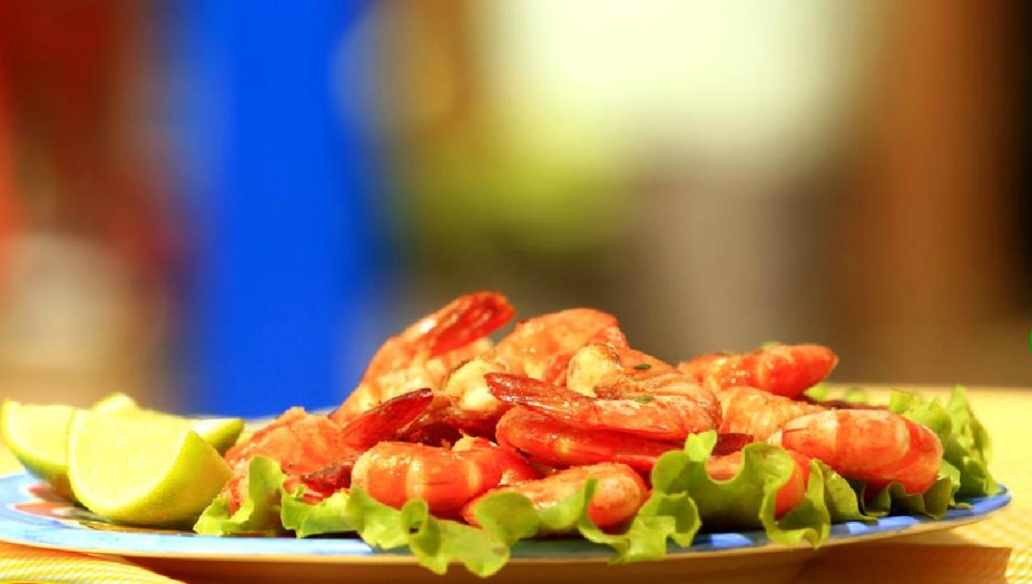 O camarão ao alho e óleo, servido com ou sem casca, é uma das opções de entrada do Restaurante BarCaxeira, em Porto de Galinhas