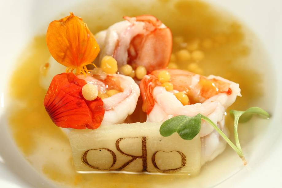 Camarão, chuchu e vinagrete de taberebá, prato de Felipe Bronze, chef e dono do restaurante <a href="http://viajeaqui.abril.com.br/estabelecimentos/br-rj-rio-de-janeiro-restaurante-oro" rel="Oro">Oro</a>, no <a href="http://viajeaqui.abril.com.br/cidades/br-rj-rio-de-janeiro" rel="Rio de Janeiro">Rio de Janeiro</a>