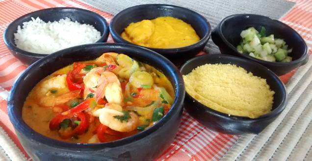 <strong><a href="https://viajeaqui.abril.com.br/estabelecimentos/br-se-aracaju-restaurante-cacarola" rel="Restaurante Caçarola">Restaurante Caçarola</a>, <a href="https://viajeaqui.abril.com.br/cidades/br-se-aracaju" rel="Aracaju" target="_self">Aracaju</a>, <a href="https://viajeaqui.abril.com.br/estados/br-sergipe" rel="Sergipe" target="_self">Sergipe</a></strong> Localizado no Mercado Tales Ferraz, o restaurante da simpática proprietária Meg Lavine ganha pelas receitas saborosas e batizadas com nomes bem-humorados. Entre eles, o camarão egoísta, que leva esse nome por servir apenas uma pessoa. Se o desejo é dividir, escolha o camarão de cueca com arroz, vinagrete, farofa e pirão de dendê, De sobremesa, vá com o negão gostoso - apelido do mousse de chocolate <em><a href="https://www.booking.com/city/br/aracaju.pt-br.html?aid=332455&label=viagemabril-restaurantes-no-nordeste" rel="Veja preços de hotéis em Aracaju no Booking.com" target="_blank">Veja preços de hotéis em Aracaju no Booking.com</a></em> <strong><a href="https://viajeaqui.abril.com.br/estabelecimentos/br-se-aracaju-restaurante-cacarola" rel="Restaurante Caçarola">Restaurante Caçarola</a>, <a href="https://viajeaqui.abril.com.br/cidades/br-se-aracaju" rel="Aracaju" target="_self">Aracaju</a>, <a href="https://viajeaqui.abril.com.br/estados/br-sergipe" rel="Sergipe" target="_self">Sergipe</a></strong> Localizado no Mercado Tales Ferraz, o restaurante da simpática proprietária Meg Lavine ganha pelas receitas saborosas e batizadas com nomes bem-humorados. Entre eles, o camarão egoísta, que leva esse nome por servir apenas uma pessoa. Se o desejo é dividir, escolha o camarão de cueca com arroz, vinagrete, farofa e pirão de dendê, De sobremesa, vá com o negão gostoso - apelido do mousse de chocolate <em><a href="https://www.booking.com/city/br/aracaju.pt-br.html?aid=332455&label=viagemabril-restaurantes-no-nordeste" rel="Veja preços de hotéis em Aracaju no Booking.com" target="_blank">Veja preços de hotéis em Aracaju no Booking.com</a></em>