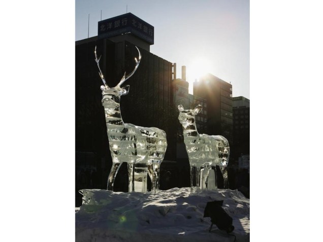 Além das grandes esculturas em neve, o Festival de Sapporo convida artistas de todo o mundo para esculpir peças em gelo