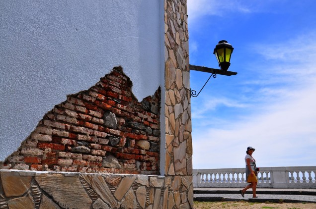 <em>Caminando por Colonia</em>, de Julio César Strauch, retrata a cidade histórica, construída por portugueses e espanhóis, à beira do rio da Prata <em>Caminando por Colonia</em>, de Julio César Strauch, retrata a cidade histórica, construída por portugueses e espanhóis, à beira do rio da Prata