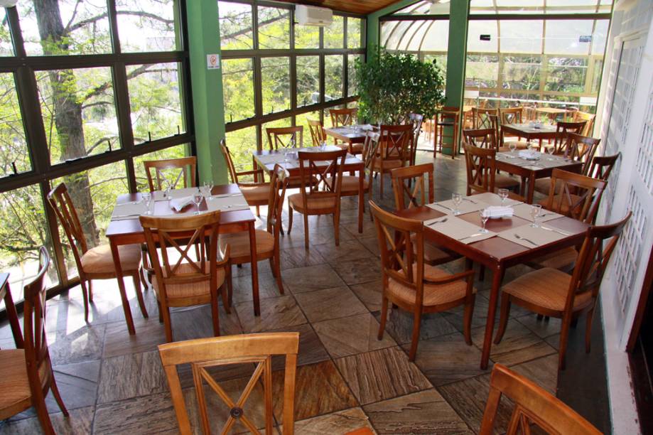 <strong>Sesc Porto Alegre,<a href="https://www.booking.com/searchresults.pt-br.html?aid=332455&lang=pt-br&sid=eedbe6de09e709d664615ac6f1b39a5d&sb=1&src=index&src_elem=sb&error_url=https%3A%2F%2Fwww.booking.com%2Findex.pt-br.html%3Faid%3D332455%3Bsid%3Deedbe6de09e709d664615ac6f1b39a5d%3Bsb_price_type%3Dtotal%26%3B&ss=Porto+Alegre%2C+Rio+Grande+do+Sul%2C+Brasil&ssne=Belo+Horizonte&ssne_untouched=Belo+Horizonte&checkin_monthday=22&checkin_month=11&checkin_year=2017&checkout_monthday=23&checkout_month=11&checkout_year=2017&no_rooms=1&group_adults=2&group_children=0&from_sf=1&ss_raw=Porto+Alegre%2C+Rio+Grande+do+Sul&ac_position=0&ac_langcode=xb&dest_id=-663509&dest_type=city&search_pageview_id=a0497f78e3f701cf&search_selected=true&search_pageview_id=a0497f78e3f701cf&ac_suggestion_list_length=5&ac_suggestion_theme_list_length=0" target="_blank" rel="noopener"><em> Porto Alegre, Rio Grande do Sul</em></a></strong> Dono da melhor área de lazer da hotelaria local, o <a href="http://viajeaqui.abril.com.br/estabelecimentos/br-rs-porto-alegre-hospedagem-sesc-campestre">Sesc Porto Alegre</a> está afastado do centro de <a href="https://www.sesc-rs.com.br/hotel-sesc-porto-alegre/" target="_blank" rel="noopener">capital</a> e integrado à natureza. Entre as atrações se destacam a academia (com personal trainer), o campo de futebol, o restaurante e um complexo com três piscinas que recebem mais de 2 mil pessoas diariamente no verão. Onde: Av. Protásio Alves, 6220, Alto Petrópolis Telefones: (51) 3382-8801/ (51) 3382-8822