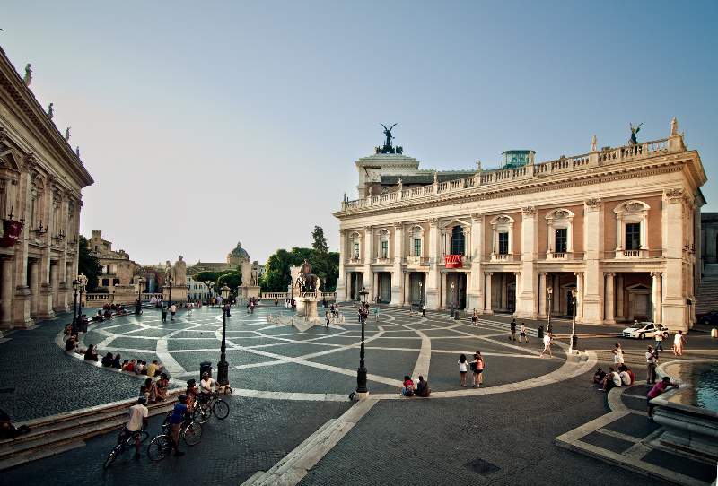 A Piazza del Campidoglio foi desenhada por Michelangelo no século 17. no centro está a estátua equestre de Marco Aurélio